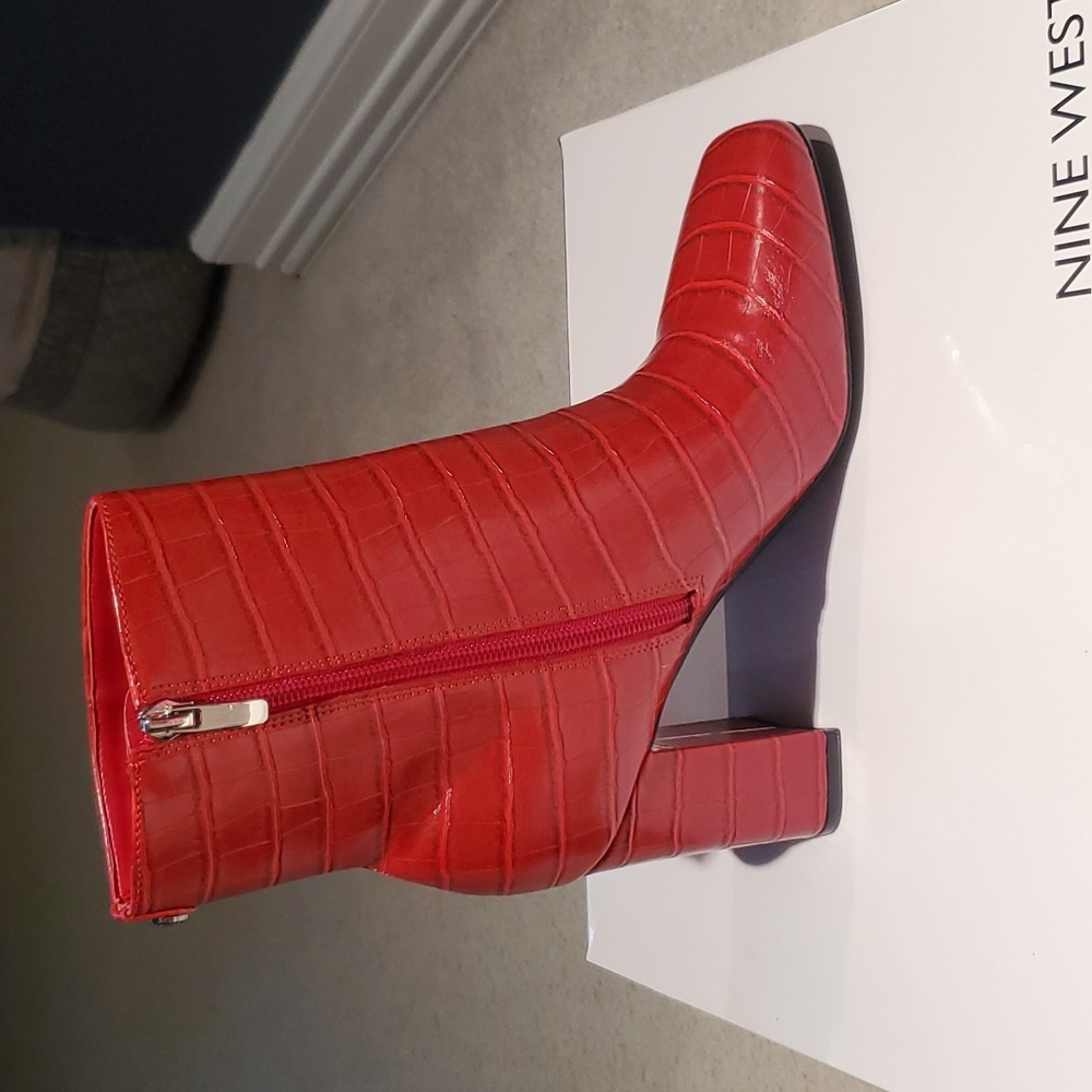 Nine West 7 NIB Red Croco embossed booties ♥️ Valentines